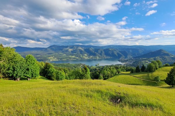 Colibița. De la stână și trasee montane la spa, fine dining și resorturi premium