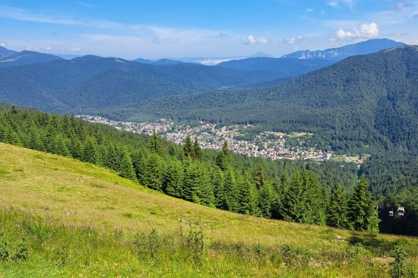 Telegondola-din-Azuga-–-cat-dureaza-urcarea-ce-gasesti-pe-Varful-Sorica-si-de-ce-merita-experienta-in-orice-anotimp-2-600x400 Telegondola din Azuga – cât durează urcarea, ce găsești pe Vârful Sorica și de ce merită experiența în orice anotimp
