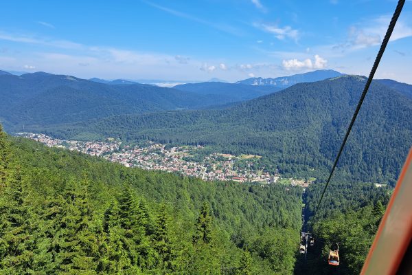 Telegondola-din-Azuga-–-cat-dureaza-urcarea-ce-gasesti-pe-Varful-Sorica-si-de-ce-merita-experienta-in-orice-anotimp-4-600x400 Telegondola din Azuga – cât durează urcarea, ce găsești pe Vârful Sorica și de ce merită experiența în orice anotimp