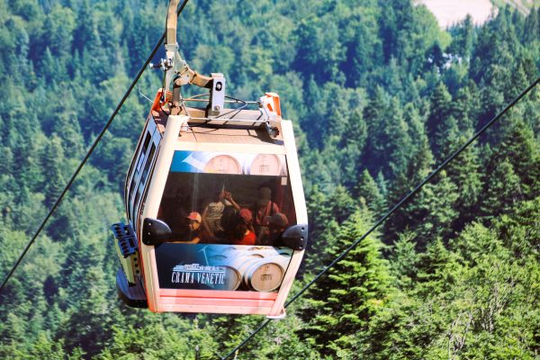 Telegondola din Azuga – cât durează urcarea, ce găsești pe Vârful Sorica și de ce merită experiența în orice anotimp