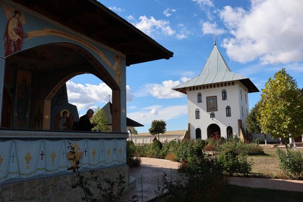 Manastirea-Alexandru-Vlahuta-un-loc-de-liniste-si-istorie-pe-Colinele-Tutovei-22-600x400 Mănăstirea Alexandru Vlahuță, un loc de liniște și istorie pe Colinele Tutovei