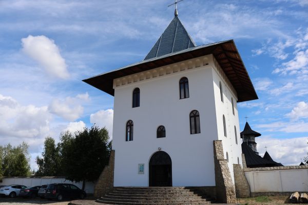 Manastirea-Alexandru-Vlahuta-un-loc-de-liniste-si-istorie-pe-Colinele-Tutovei-24-600x400 Mănăstirea Alexandru Vlahuță, un loc de liniște și istorie pe Colinele Tutovei