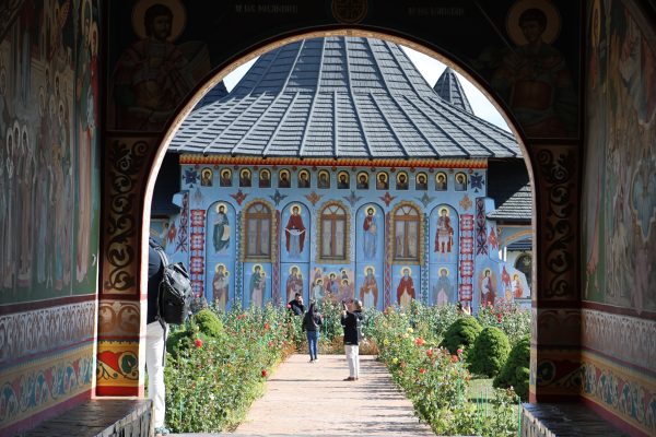 Manastirea-Alexandru-Vlahuta-un-loc-de-liniste-si-istorie-pe-Colinele-Tutovei-25-600x400 Mănăstirea Alexandru Vlahuță, un loc de liniște și istorie pe Colinele Tutovei