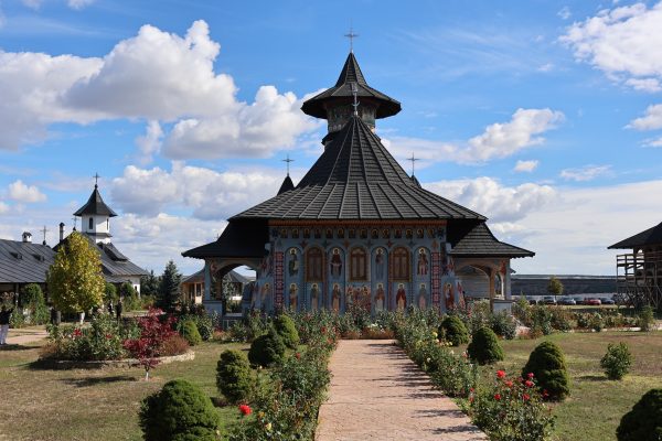 Manastirea-Alexandru-Vlahuta-un-loc-de-liniste-si-istorie-pe-Colinele-Tutovei-26-600x400 Mănăstirea Alexandru Vlahuță, un loc de liniște și istorie pe Colinele Tutovei
