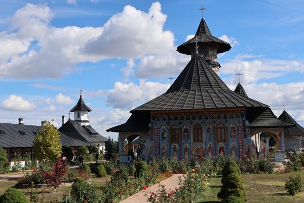 Manastirea-Alexandru-Vlahuta-un-loc-de-liniste-si-istorie-pe-Colinele-Tutovei-27-600x400 Mănăstirea Alexandru Vlahuță, un loc de liniște și istorie pe Colinele Tutovei