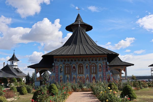 Manastirea-Alexandru-Vlahuta-un-loc-de-liniste-si-istorie-pe-Colinele-Tutovei-28-600x400 Mănăstirea Alexandru Vlahuță, un loc de liniște și istorie pe Colinele Tutovei