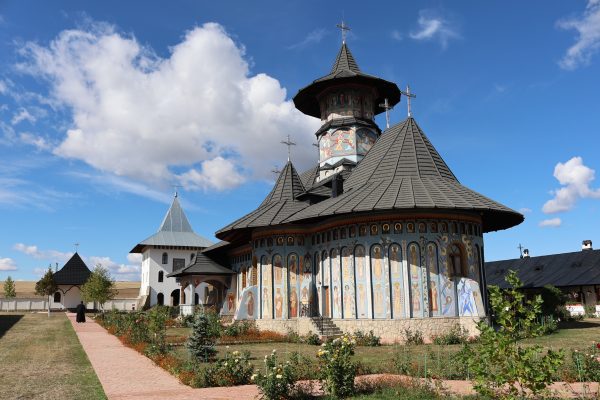 Manastirea-Alexandru-Vlahuta-un-loc-de-liniste-si-istorie-pe-Colinele-Tutovei-3-600x400 Mănăstirea Alexandru Vlahuță, un loc de liniște și istorie pe Colinele Tutovei
